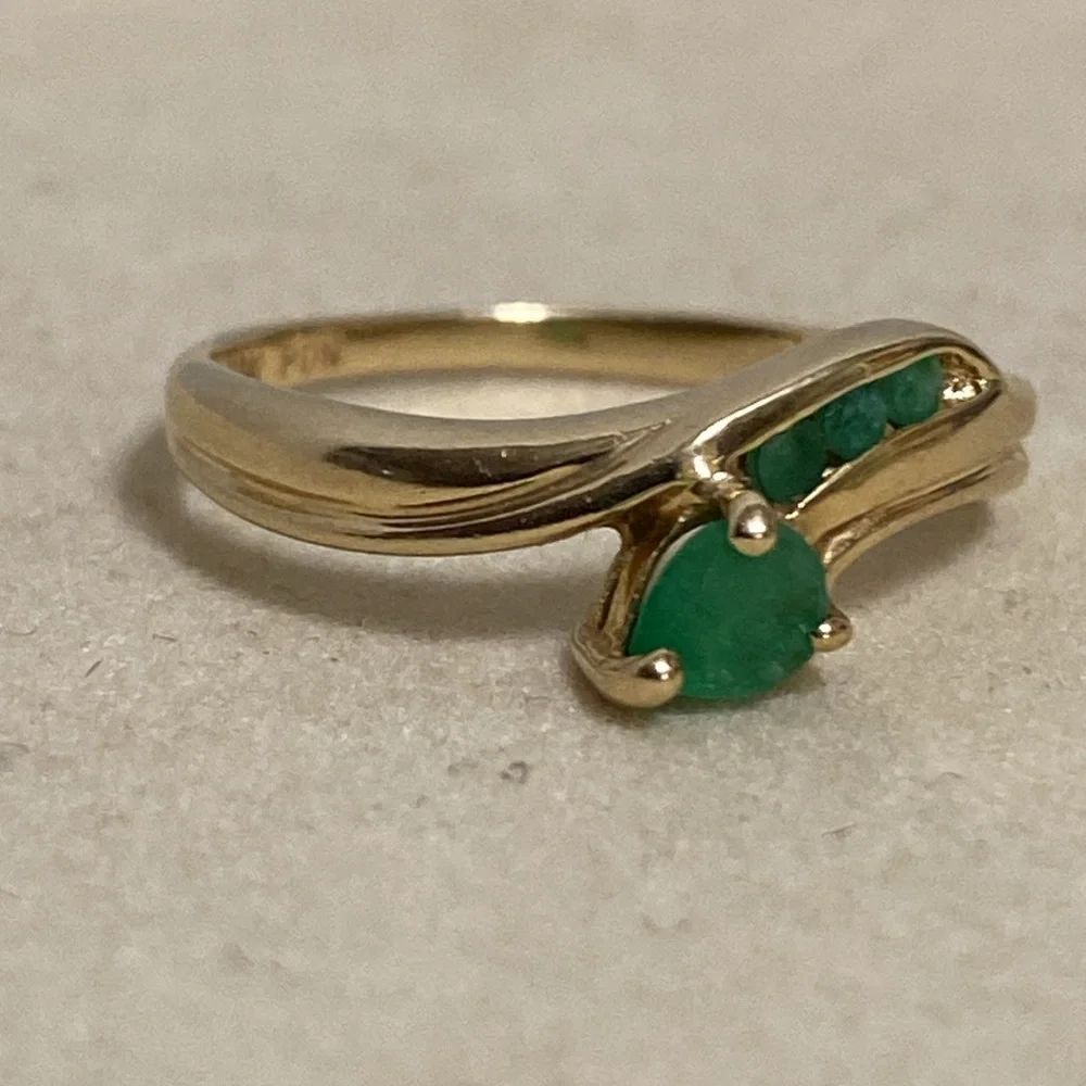 10K Gold Emerald Ring - Picture 3 of 8
